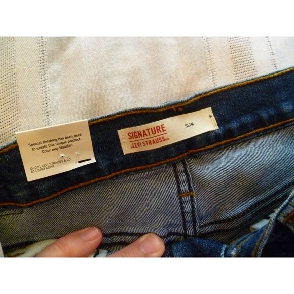 Levi Signature Jeans NWT Womens 28x30 Slim - Picture 6 of 7